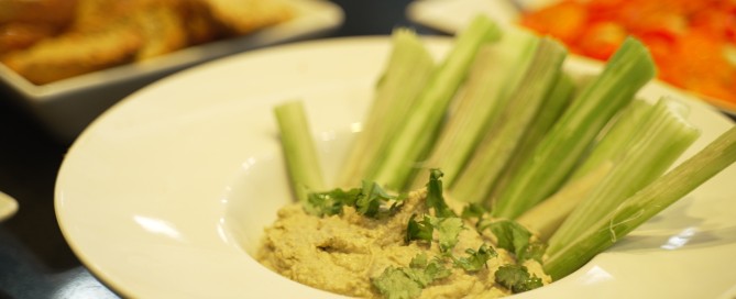 apio con guacamole de guisantes